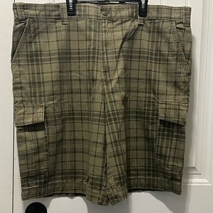 IZOD Plaid Green Cargo Shorts Men’s Size 42